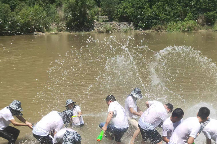 歡樂的打水仗